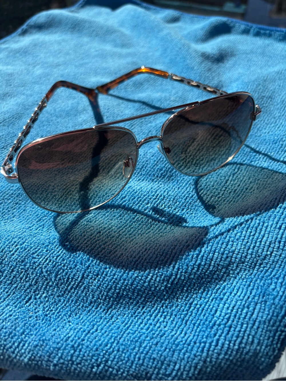 Foster Grant Gold Tone Aviator Sunglasses Chain Link Temples Brown Gradient Lens